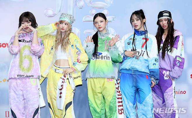[인천=뉴시스] 김혜진 기자 = 그룹 뉴진스가 21일 오후 인천 중구 인스파이어아레나 리조트에서 열린 2024 SBS가요대전 서머 블루카펫에서 포즈를 취하고 있다. 2024.07.21. jini@newsis.com
