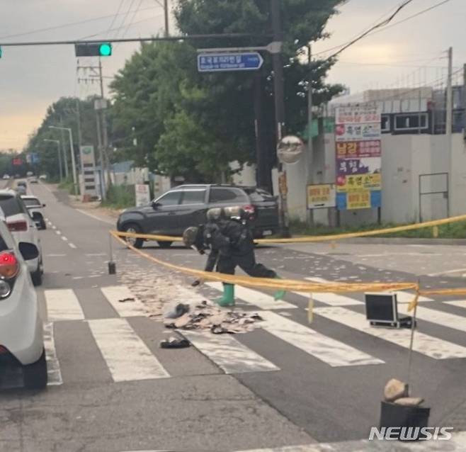 [고양=뉴시스] 지난 21일 경기 고양시 덕양구의 한 도로에 북한이 날린 오물 풍선 잔해가 떨어져 군이 출동해 수거작업을 진행하고 있다. (사진=독자 제공) photo@newsis.com