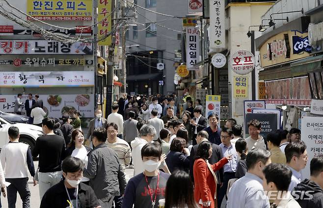 [서울=뉴시스] 최동준 기자 = 시민들이 서울 중구 식당가 인근에서 이동하고 있다. 2024.04.12. photocdj@newsis.com