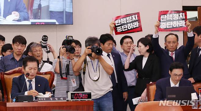 [서울=뉴시스] 조성우 기자 = 추경호(오른쪽) 국민의힘 원내대표가 19일 서울 여의도 국회에서 열린 제3차 법제사법위원회 윤석열 대통령 탄핵소추안 즉각 발의 요청에 관한 청원 관련 청문회에서 '탄핵정치 중단하라'고 적힌 피켓을 들어 보이고 있다. 2024.07.19. xconfind@newsis.com