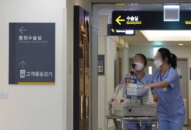 ▲ 한 대형병원 수술실 인근에서 의료진이 인큐베이터와 이동하고 있다(사진은 본 글과 무관). ⓒ연합뉴스