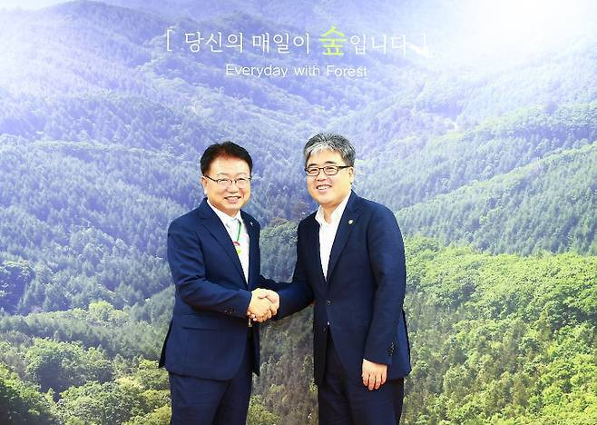 손병복(왼쪽) 울진군수가 임상섭 산림청장을 만나 울진금강송에 대한 특별 관리를 요청한 뒤 기념촬영을 하고 있다. 울진군 제공