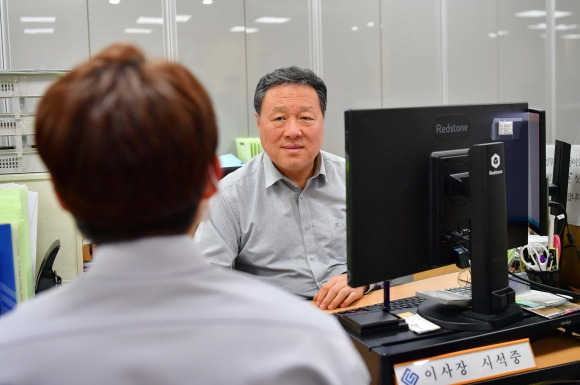 시석중 경기신보 이사장이 고객과 상담하고 있다. (경기신보 제공)