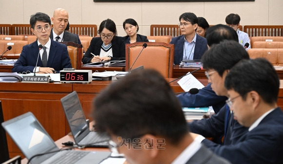 국회 환경노동위원회는 22일 김완섭 환경부 장관 후보자 인사 청문회 후 ‘노란봉투법’(노동조합 및 노동관계법  개정안)을 야당 단독으로 통과시켰다. 오장환 기자