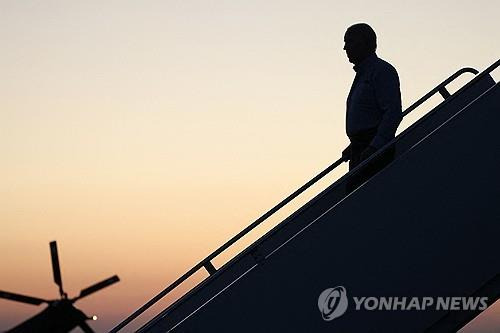 전용기 에어포스원에서 내려오는 조 바이든 대통령 [AFP 연합뉴스 자료사진]