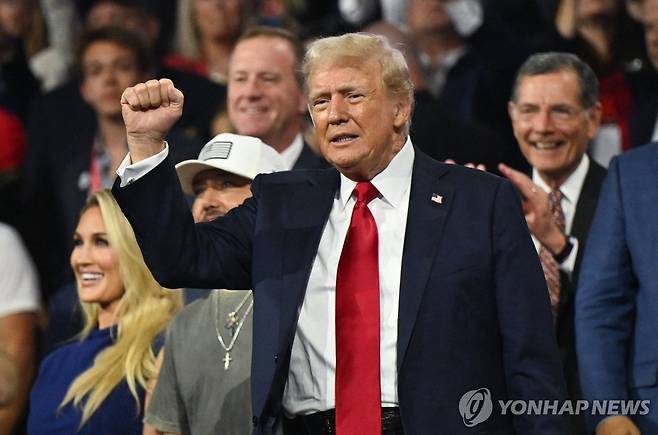 주먹쥔 팔 들어 보이는 트럼프 [AFP 연합뉴스 자료사진. 재판매 및 DB 금지]