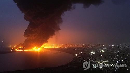 검은 연기 피어오르는 예멘 호데이다항  (호데이다 로이터=연합뉴스) 20일(현지시간) 예멘 호데이다에서 이스라엘의 공습 후 연기가 피어오르고 있다. 
[Houthi Media Centre/Handout via REUTERS. 재판매 및 DB 금지]