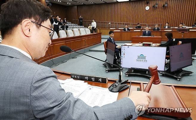 의사봉 두드리는 박범계 위원장 (서울=연합뉴스) 김주형 기자 = 22일 오전 국회에서 열린 국회인사청문특별위원회 노경필 대법관 후보자 인사청문회에서 박범계 위원장이 의사봉을 두드리고 있다. 2024.7.22 kjhpress@yna.co.kr