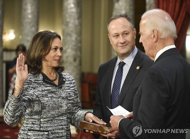 2017년 1월 3일 상원의원 취임 선서하는 카멀라 해리스 부통령과 이를 지켜보는 남편 더그 엠호프 [AP 연합뉴스 자료사진. 재배포 및 DB 금지]