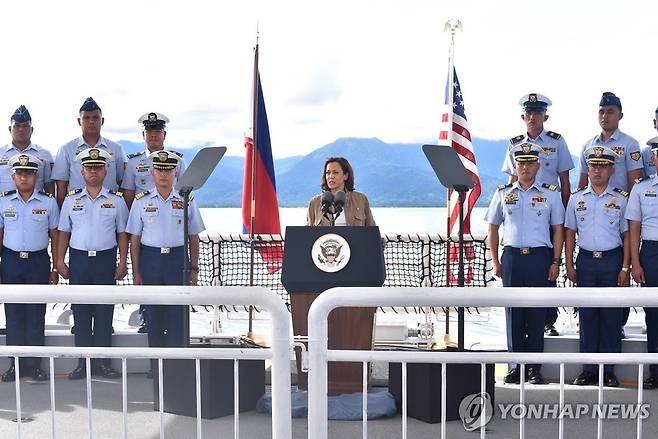 2022년 11월 22일 필리핀 팔라완섬 해안경비대 함정에 승선한 해리스 미 부통령  [EPA 연합뉴스 자료사진. 재배포 및 DB 금지]