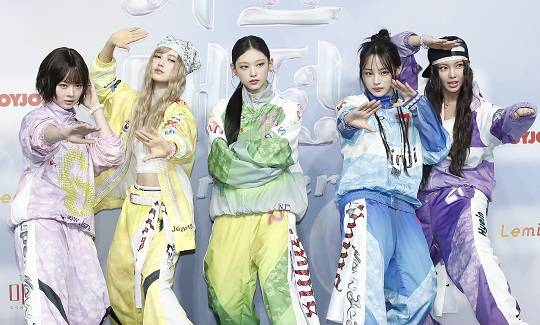 뉴진스 하니(왼쪽부터)과 다니엘, 해린, 민지, 혜인이 21일 오후 인천광역시 중구 인스파이어 아레나에서 열린 ‘2024 SBS 가요대전 서머’ 블루카펫 행사에서 포즈를 취하고 있다. 2024.7.21/뉴스1