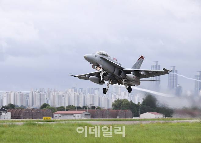 미 해병대 F/A-18 호넷이 수원기지 활주로에서 훈연을 위해 이륙하고 있다. (사진=공군)