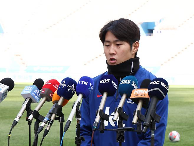 대표팀 훈련에 앞서 사과하고 있는 한국 축구 대표팀 이강인