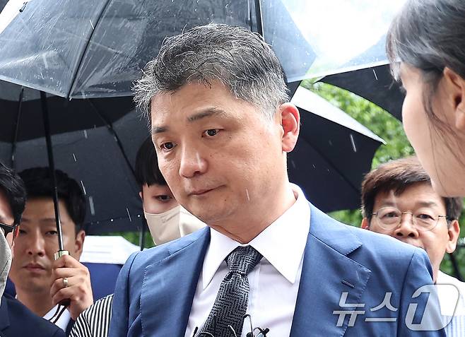 SM엔터테인먼트 시세조종 의혹을 받는 김범수 카카오 경영쇄신위원장이 22일 오후 서울 양천구 서울남부지방법원에서 구속 전 피의자심문(영장실질심사)을 받기 위해 출석하고 있다.  2024.7.22/뉴스1 ⓒ News1 구윤성 기자