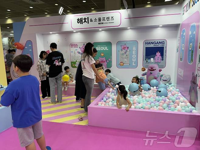 캐릭터 라이선싱 페어 2024 '해치&소울프렌즈 부스'에 시민들이 몰려 있다. (서울시 제공)