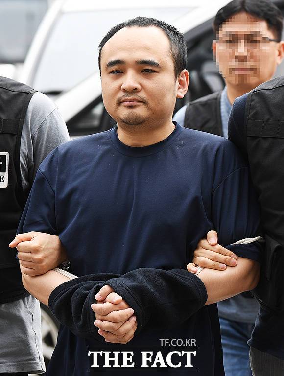 신상 공개 결정이 된 '한강 몸통 시신 사건'의 피의자 장대호 가 경기 고양경찰서에서 조사를 받기 위해 이동을 하고 있다./더팩트DB
