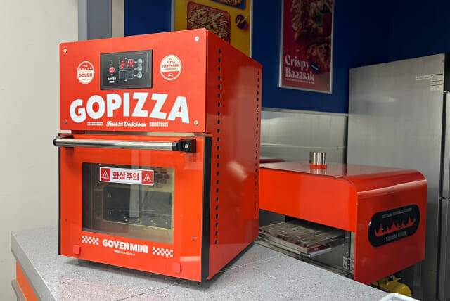 GS25 편의점에 도입된 소형 오븐 '고븐 미니' (사진=지디넷코리아 신영빈 기자)