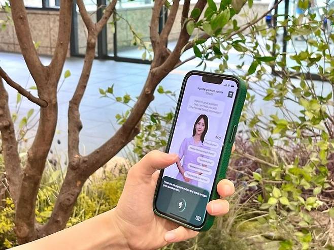 현대프리미엄아울렛 송도점이 외국인 고객을 대상으로 음성 대화가 가능한 AI 휴먼 응대 서비스를 시범 운영한다. [사진제공=현대백화점]