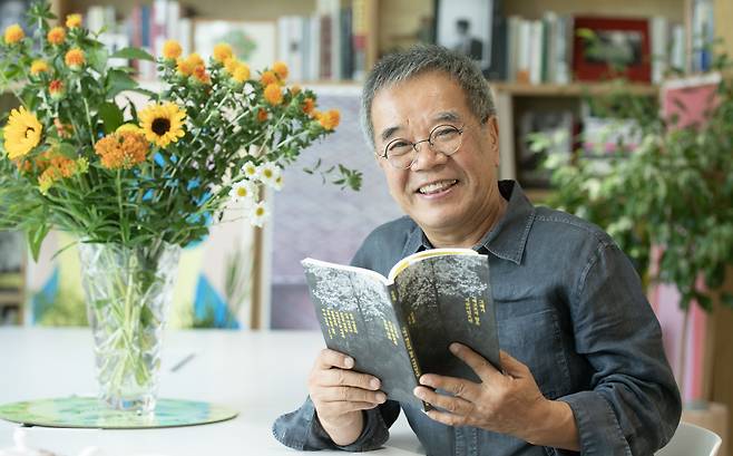 김용택 시인이 지난 6월 7일 서울 마포구 서교동 마음산책 사무실에서 본지와 인터뷰를 갖고 있다. /박상훈 기자