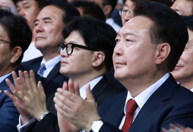 윤석열 대통령이 4일 인천 남동체육관에서 열린 한국자유총연맹 창립 제70주년 기념식에 참석해 박수치고 있다. 윤 대통령 왼쪽은 한동훈 국민의힘 당대표 후보 ⓒ대통령실통신사진기자단