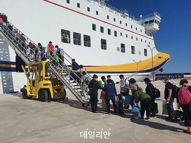 경북 포항시와 울릉도를 오가는 여객선에 사람들이 승선하고 있다. ⓒ한국해양교통안전공단