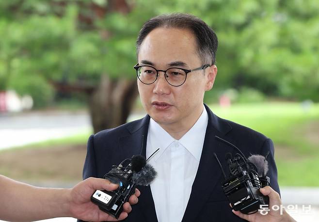 이원석 검찰총장이 22일 오전 서울 서초구 대검찰청으로 출근하며 취재진 질문에 답하고 있다. 박형기 기자 oneshot@donga.com
