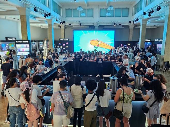 현지 팬들이 패션, 뷰티, 음악, 애니메이션, 게임, 웹툰, 신기술융합콘텐츠(미디어아트·VR) 등 전 장르를 아우르는 대표 K-콘텐츠를 체험하고 있다.