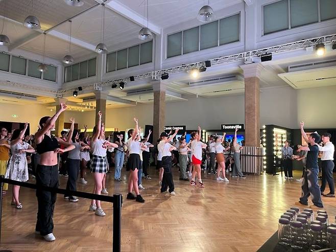 밀라노 현지 팬들이 댄스클래스에 참여해 K-POP 안무를 배우고 있다.