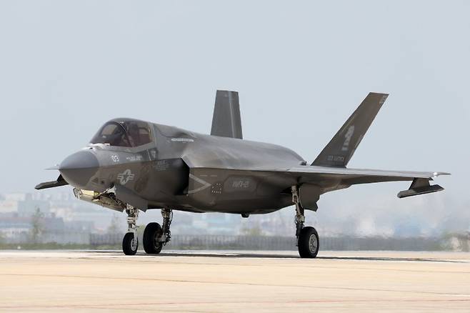 미 해병대 F-35B 스텔스 전투기가 이륙을 위해 이동을 하고 있다. 사진=국방일보 제공