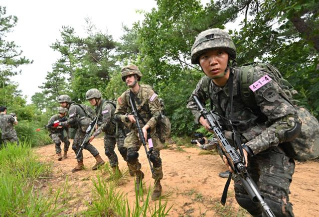 지난 17~19일 충북 괴산군 육군학생군사학교에서 실시된 '한미 ROTC 동반훈련'에서 한미 ROTC 후보생들이 분대 공격을 위한 전술 훈련을 실시하고 있다. 육군 제공