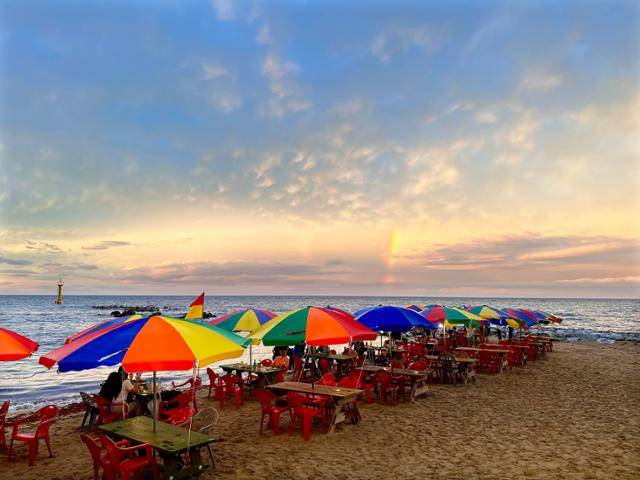 여행객을 위해 테이블을 설치한 어달해변. 동해시 제공