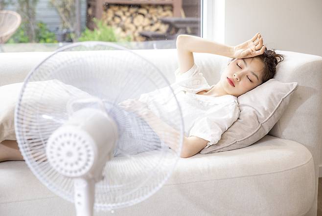 비에 신발이 젖었을 때는 물기를 닦고 말린 후 신발장에 넣어야 곰팡이·세균 번식을 막는다./사진=클립아트코리아