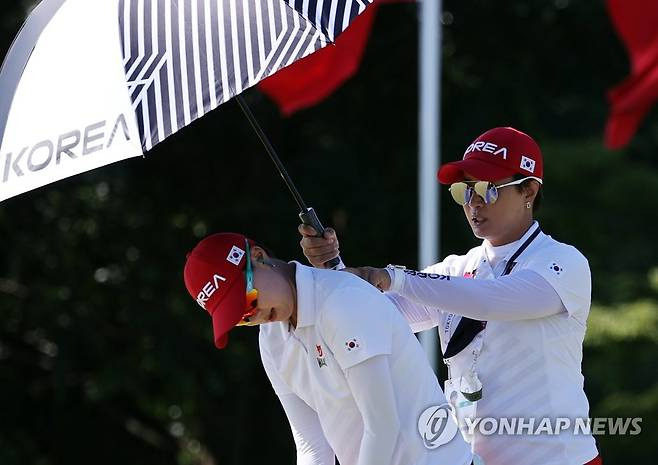 2020 도쿄 올림픽 당시 김효주의 퍼트를 지도하고 있는 박세리 감독(오른쪽). 연합뉴스