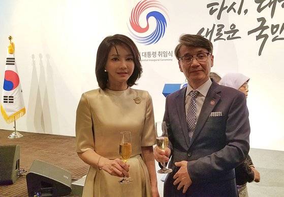 2022년 9월 김건희 여사에게 명품백을 건네고 이를 서울의소리를 통해 보도한 최재영 목사(오른쪽)가 그해 5월 서울 장충동 신라호텔에서 열린 윤석열 대통령 취임 기념 국빈 만찬에서 김건희 여사와 찍은 사진. 사진 서울의소리