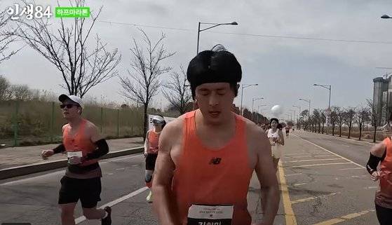 웹툰작가 겸 방송인 기안84는 ″공황장애가 온 뒤 달리기를 열심히 했다″면서 ″달리기를 시작해 더 나은 삶을 살고 있는 것 같다″고 말했다. [유튜브 '인생84' 캡쳐]