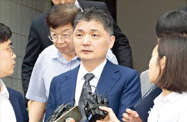 SM엔터테인먼트 시세 조종 의혹과 관련 검찰 수사를 받아온 김범수 카카오 창업자가 22일 오후 구속 전 피의자 심문(영장실질심사)을 마친 후 서울 남부지방법원을 나서고 있다.  연합뉴스