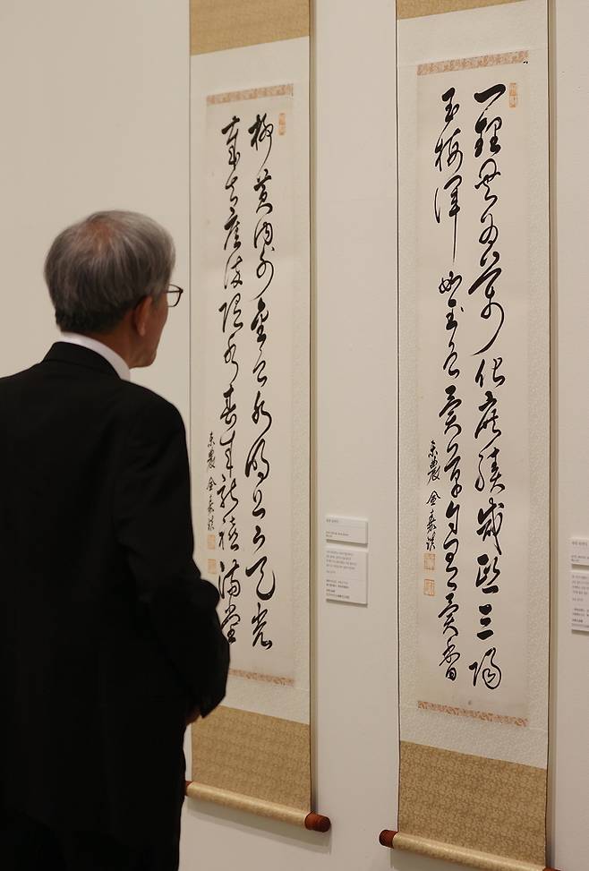 23일 서울 서초구 예술의전당 서울서예박물관에서 열린 동농 김가진 서예전 ‘백운서경’ 전시 기자 간담회에서 유홍준 전 문화재청장이 전시를 둘러보고 있다. 연합뉴스