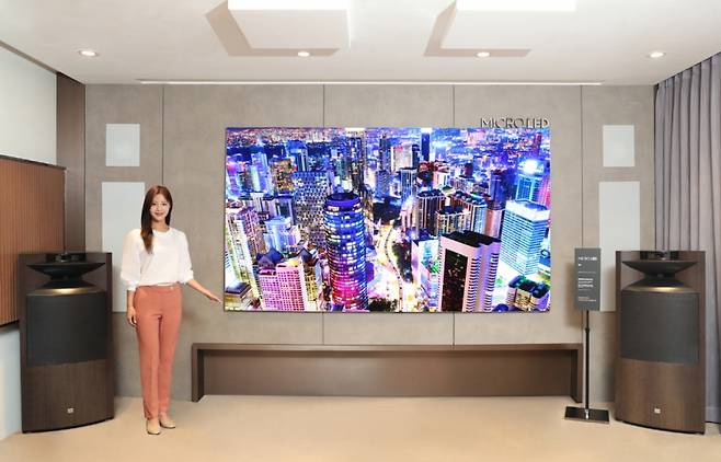하만 럭셔리 스토어 롯데백화점 잠실점에 전시된 마이크로 LED TV. / 사진 = 삼성전자 제공