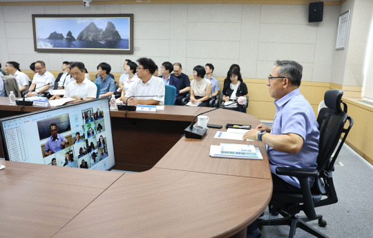 김종철 병무청장(맨 오른쪽)이 23일 정부대전청사에서 화상으로 진행된 2024년 상반기 주요사업 보고회에 참석해 간부들로부터 보고 내용을 듣고 있다. 병무청 제공