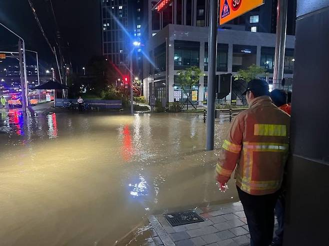 [수원=뉴시스] 밤 사이 쏟아진 비로 경기도 곳곳에 침수 등 수십건의 피해가 발생했다. (사진=경기도소방재난본부 제공) 2024.07.23. photo@newsis.com *재판매 및 DB 금지