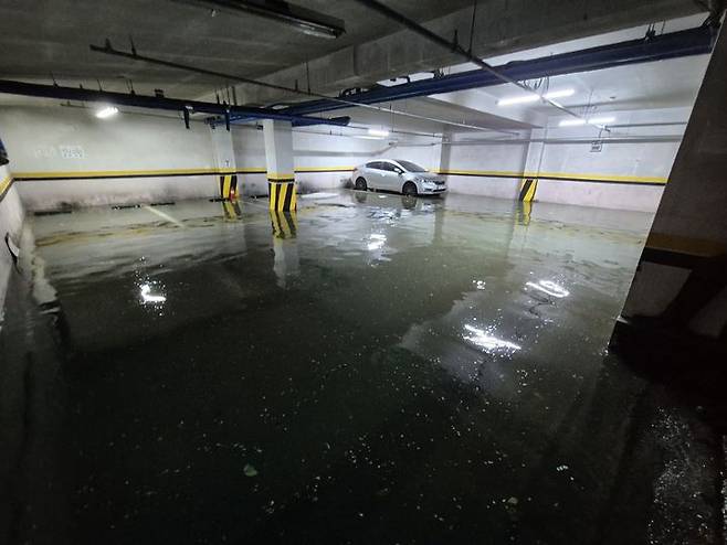 [수원=뉴시스] 밤 사이 쏟아진 비로 경기도 곳곳에 침수 등 수십건의 피해가 발생했다. (사진=경기도소방재난본부 제공) 2024.07.23. photo@newsis.com *재판매 및 DB 금지