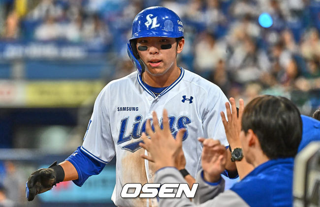 [OSEN=대구, 이석우 기자] 18일 대구삼성라이온즈파크에서 2024 신한 SOL 뱅크 KBO 리그 삼성 라이온즈와 SSG 랜더스의 경기가 열렸다. 홈팀 삼성은 이승민이 선발 출전하고 방문팀 SSG는 앤더슨이 선발 출전한다.삼성 라이온즈 김영웅이 7회말 2사 2루 이재현의 중견수 앞 1타점 안타 때 득점을 올리고 하이파이브를 하고 있다. 2024.06.18 / foto0307@osen.co.kr