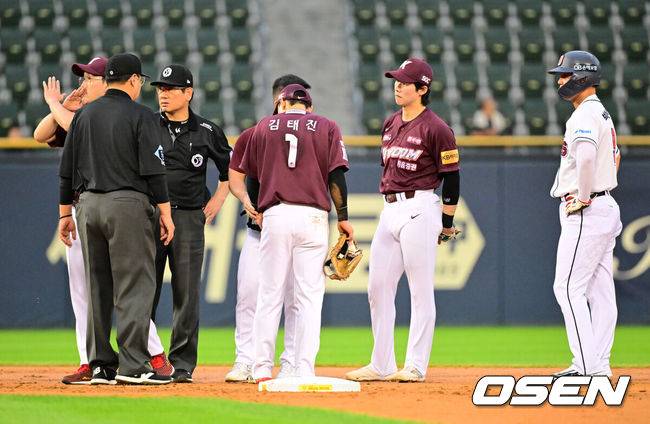 [OSEN=잠실, 지형준 기자] 23일 오후 서울 잠실야구장에서&nbsp;2024 신한 SOL Bank KBO리그 두산 베어스와 키움 히어로즈의 경기가 열렸다.이날 두산은 2년 차 우완 최준호, 키움은 외국인 투수 엔마누엘 데 헤이수스를 각각 선발로 내세웠다.2회말 1사 1,2루에서 키움 김태진이 두산 전민재의 적시타에 몸을 날렸지만 부상을 당하며 교체되고 있다. 2024.07.23 / jpnews@osen.co.kr