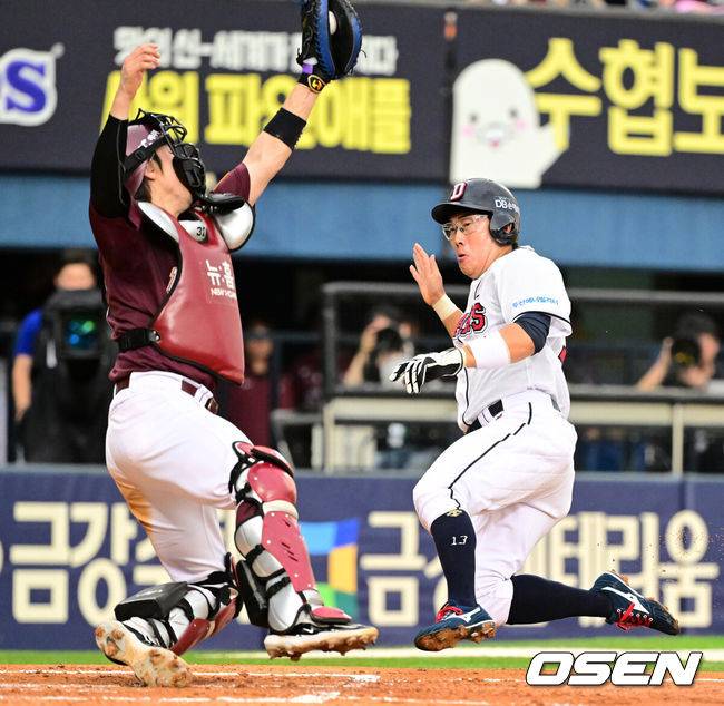 [OSEN=잠실, 지형준 기자] 23일 오후 서울 잠실야구장에서&nbsp;2024 신한 SOL Bank KBO리그 두산 베어스와 키움 히어로즈의 경기가 열렸다.이날 두산은 2년 차 우완 최준호, 키움은 외국인 투수 엔마누엘 데 헤이수스를 각각 선발로 내세웠다.3회말 2사 2루에서 두산 허경민이 양의지의 우전 적시타에 홈에서 키움 김재현에 태그아웃 당하고 있다. 하지만 비디오 판독 결과 김재현의 블로킹이 주루 방해로 인정되며 판정이 번복, 득점에 성공했다. 2024.07.23 / jpnews@osen.co.kr