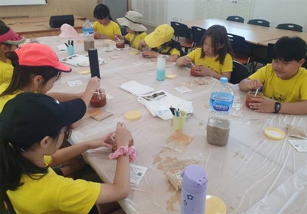 용인시 농촌테마파크에서 어린이들을 대상으로 단체 프로그램을 진행하고 있다. 용인시 제공