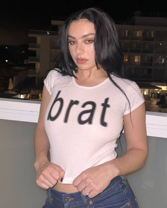 찰리 XCX는 지난주 브랫 티셔츠 MD를 내놓았다. 출처: 찰리 XCX 인스타그램