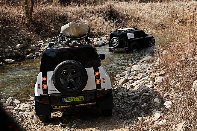 랜드로버 디펜더. 김학수 기자