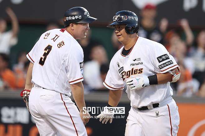 ▲ 김경문 한화 감독은 노시환(오른쪽)을 뒷받침할 만한 타자들이 더 필요하다며 안치홍이 더 분전해주길 바라고 있다. ⓒ곽혜미 기자