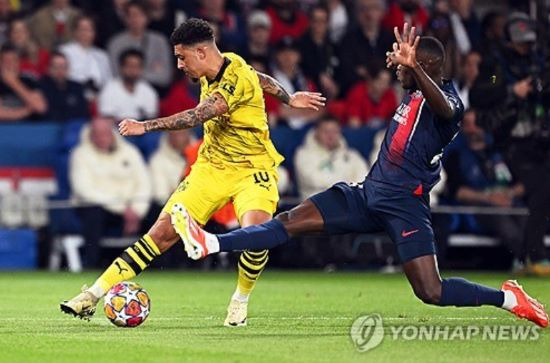 제이든 산초가 이강인의 현 소속팀인 PSG(파리 생제르맹) 이적에 근접했다. 당초 PSG는 지난 시즌을 끝으로 떠난 킬리안 음바페의 대체자로 나폴리의 빅터 오시멘 영입을 고려 중이었다. 하지만 비싼 이적료와 이강인을 딜에 포함시키고 싶어하는 나폴리의 제안을 거절하면서 차선책으로 측면 공격수를 영입하기로 했다. 이에 맨체스터 유나이티드의 문제아로 낙인이 박힌 산초가 PSG와 연결되는 중이다. 사진 연합뉴스