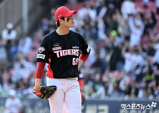 31일 오후 서울 송파구 잠실야구장에서 열린 '2024 신한 SOL Bank KBO리그' KIA 타이거즈와 두산 베어스의 경기, 9회말 무사 1루 KIA 김대유가 두산 김민혁에게 투런 홈런을 허용한 후 아쉬워하고 있다. 엑스포츠뉴스 DB